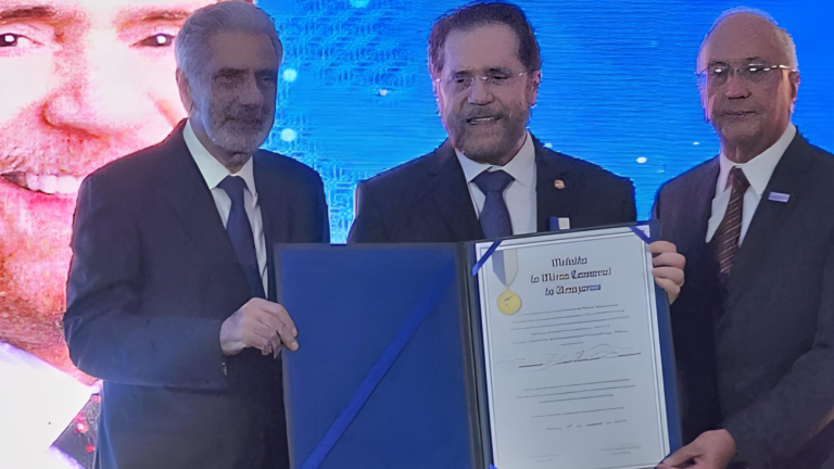 Senador Plínio Valério recebe Medalha do Mérito Comercial do Amazonas e reforça compromisso com o desenvolvimento do estado