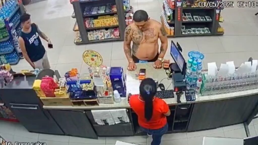 Cenas fortes: homem joga cerveja em atendente e apanha na frente de todos; veja vídeo