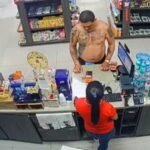 Cenas fortes: homem joga cerveja em atendente e apanha na frente de todos; veja vídeo