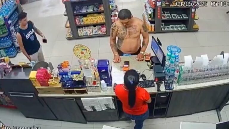 Cenas fortes: homem joga cerveja em atendente e apanha na frente de todos; veja vídeo