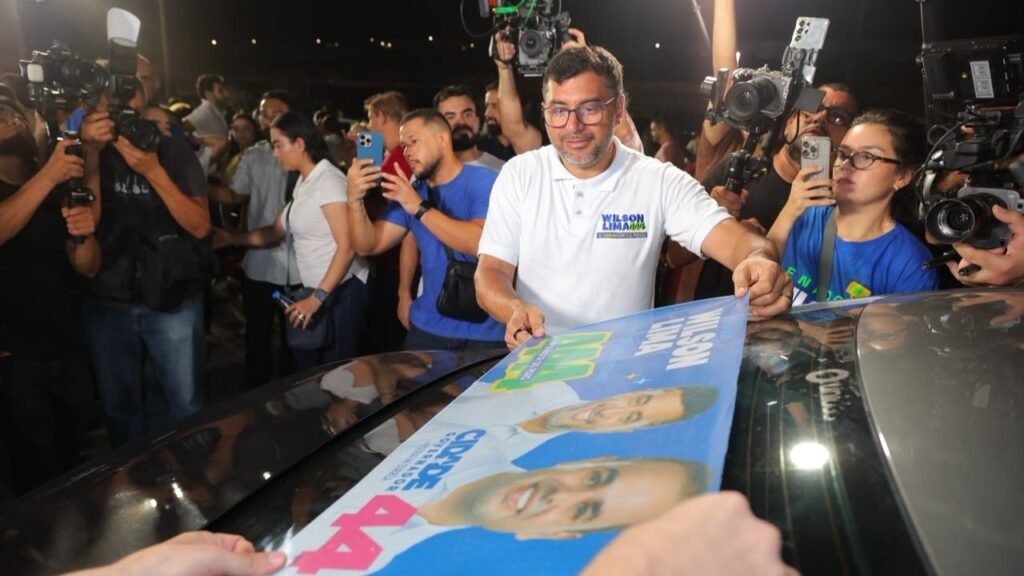 Com Brasília amarela e adesivaço, Wilson Lima inicia campanha ao Senado pelas ruas de Manaus