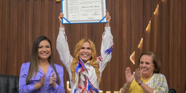 07-Dep.-Joana-Darc-entrega-Titulo-de-Cidada-do-Amazonas-a-cantora-Joelma-1-1024x682