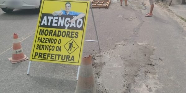 “Prefeitura some e a gente resolve”: moradores tapam buracos em protesto na Zona Sul de Manaus; veja