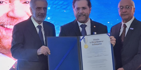 Senador Plínio Valério recebe Medalha do Mérito Comercial do Amazonas e reforça compromisso com o desenvolvimento do estado