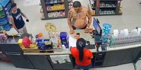 Cenas fortes: homem joga cerveja em atendente e apanha na frente de todos; veja vídeo