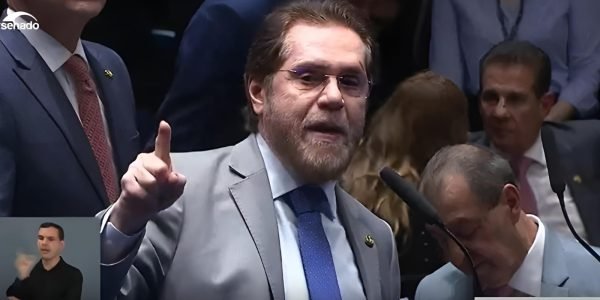 “Não fui eleito para me defender, fui eleito para defender o Amazonas”, diz Plínio após confronto com Marina