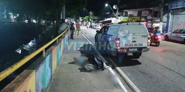 Urgente: após ser torturado e executado, homem tem corpo jogado por criminosos na Avenida Brasil; veja vídeo