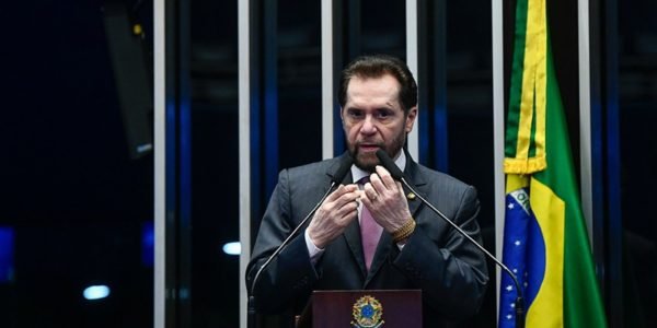 “Casas queimadas e famílias expulsas”: Plínio Valério denuncia abusos de órgãos federais no interior do AM