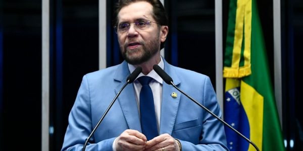 Plínio Valério acusa conluio entre Lula e STF e cobra urgência em PEC que limita mandato de ministros