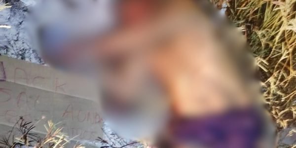 Homem é encontrado morto com mãos amarradas e placa com frase enigmática em Manaus