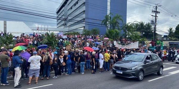 professores-da-rede-publica-estadual-protestam-em-frente-a-aleam-em-manaus-foto-jose-carlos-amorim-rede-amazonica